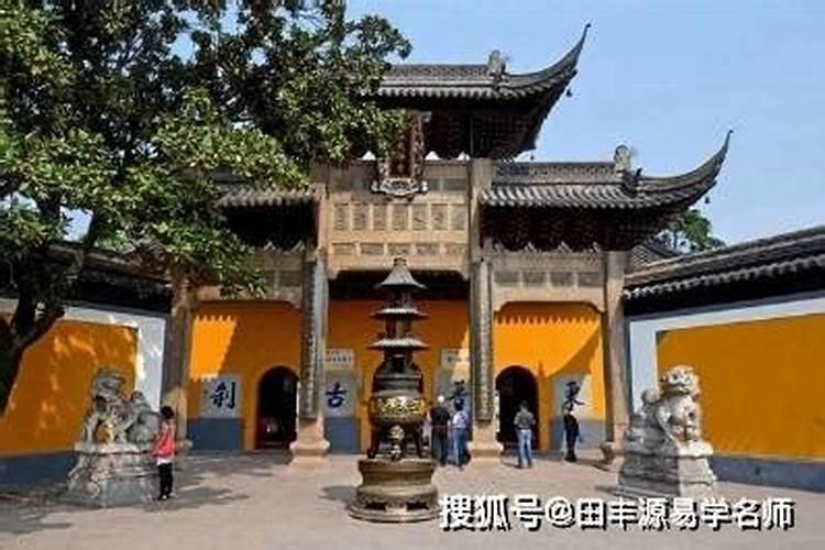 镇江金山寺门朝哪个方向？镇江金山寺门为什么朝西？