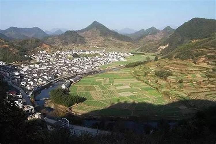 上海奇葩的住宅楼,为什么夹着“一座高山”？