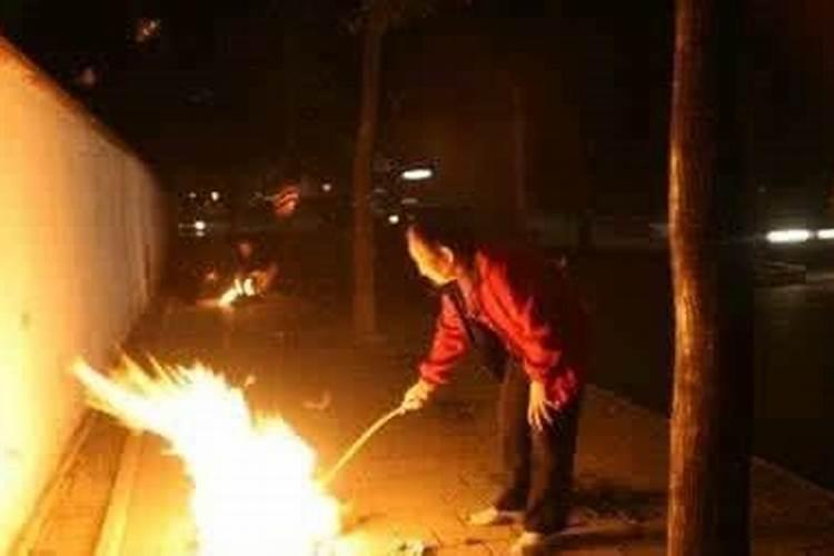 晚上看到有人在十字路口烧纸好吗