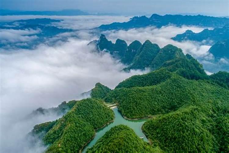 山环水绕的意思是什么