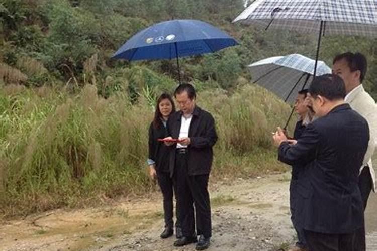 我家房子是坐艮向坤兼丑未,有个风水师说出水口放在丁的位置,另一个风水...