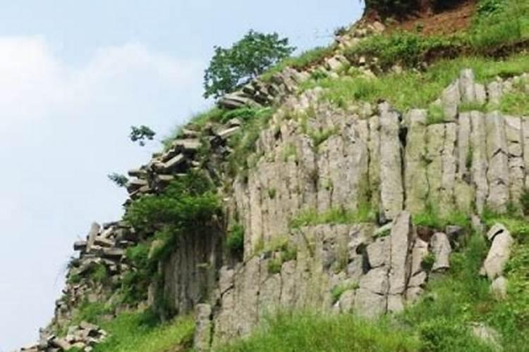 ...小区在两山之间(一东一西),有河流,这样的住宅风水怎样？