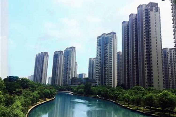 住宅区的西面有河好还是东面有河好？谢谢