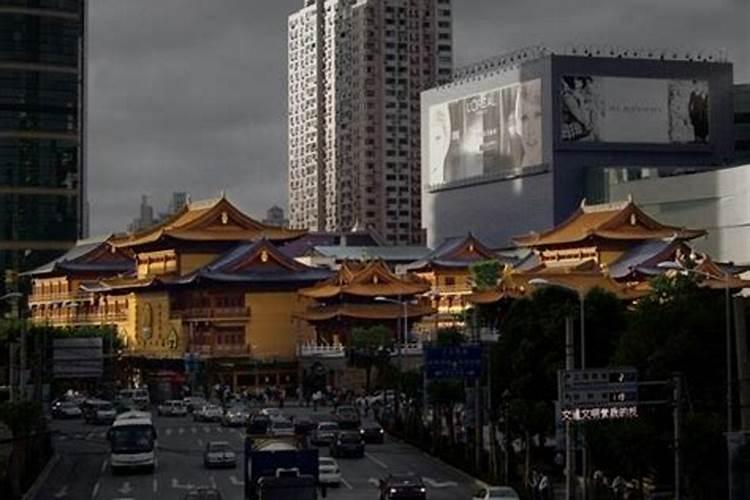 客厅两面墙一面大一面小请问电视背景墙放哪面沙发放哪面好看些百度知...