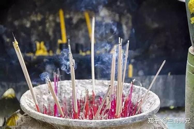 一风水先生让我挖个坑,再端盆凉水往坑里倒,结果坑里燃烧起来,冒着光和...