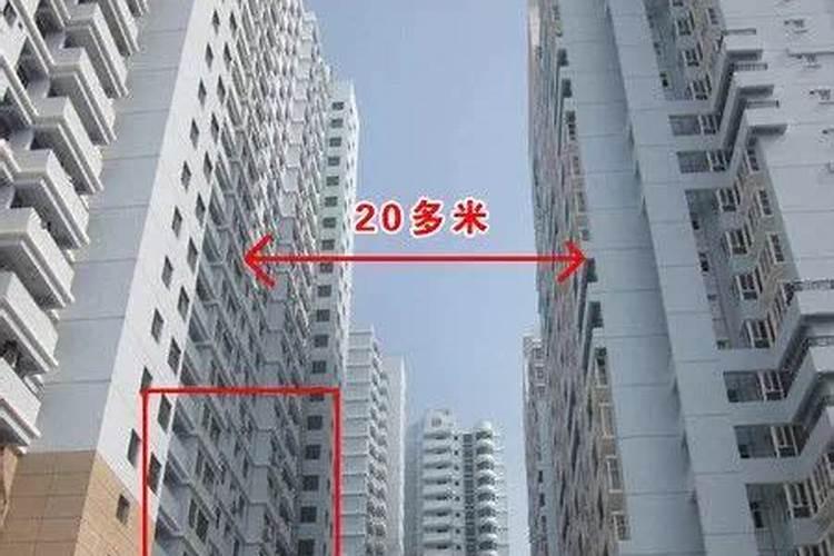 ...此间隙不长,前面是围墙。请问影响不影响风水？