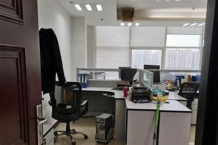 办公室在东边分别有两个门,风水学上应该注意什么？