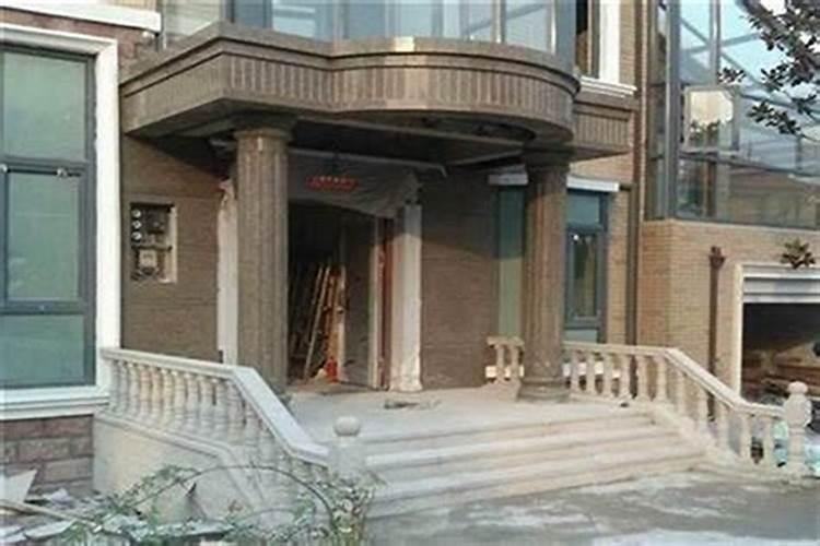 正屋大门前几步台阶好