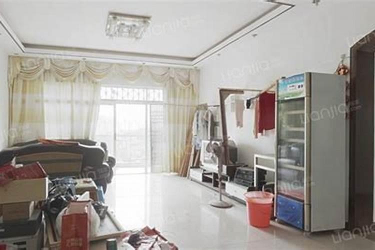 表哥20岁表妹17岁住宾馆.可以开一间房嘛？