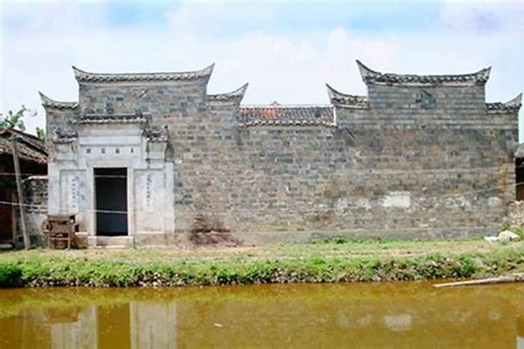 请问风水大师农村在一个院子里南房盖的比正房高,现住着南房请问对我有...