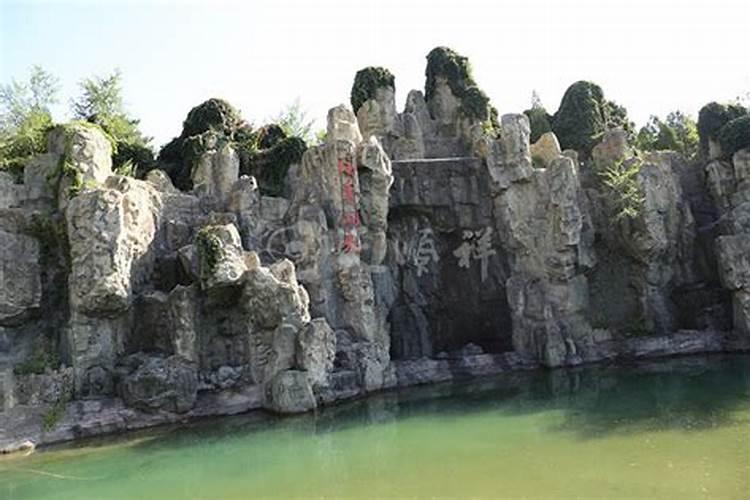 门前最旺宅的风水树(阳宅家门口栽什么树镇宅最吉利)