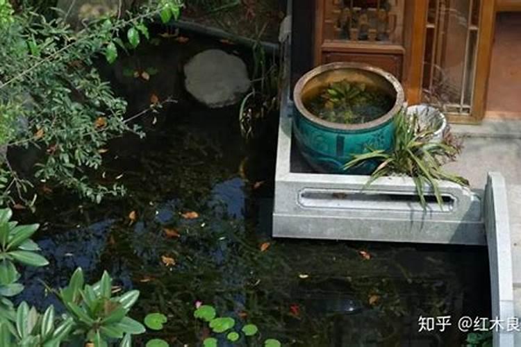 四合院 前面一户人做了一个水缸在房子上,正对我家大门中间 有什么影 ...