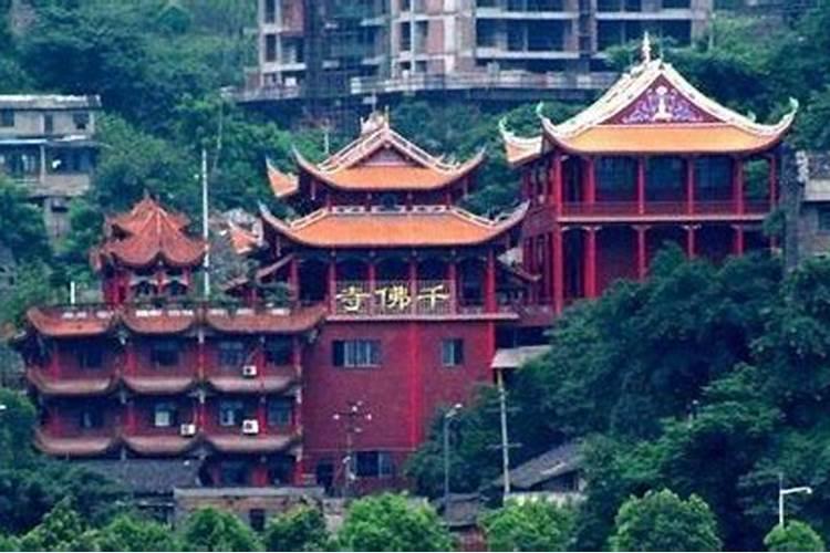 两家邻居的大门在一起挨着一个高一个矮有什么风水说道吗？
