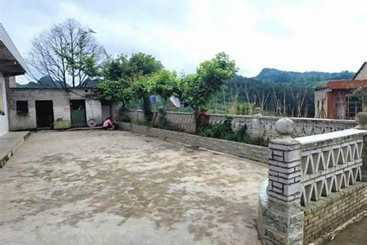 房屋坐北面南,请问房前院坝出水口方位风水,出水口设在哪个方向好百度...