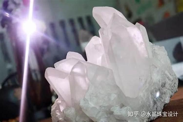 请风水先生来家里看风水,要在鱼缸里放些黄水晶,刚在珠宝街买了十几颗...