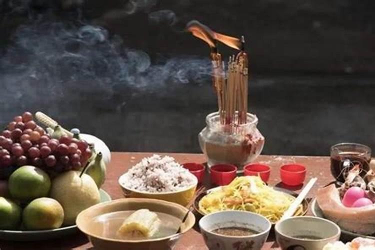 上坟时把贡品放在香的前面了,应该是放后面的,不是有隔香不请供的说话...