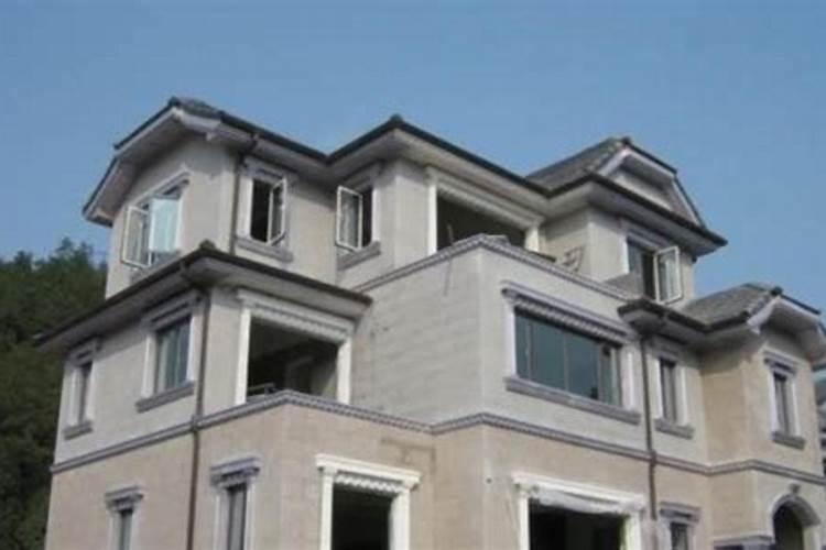 农村自建房入户门外房言地面比门内地面高两公分有什么风水讲究？