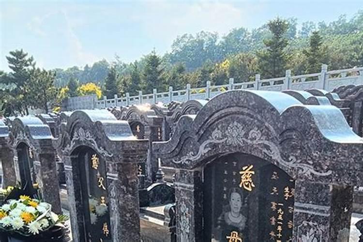 房子后面有坟墓,且坟墓刚好对着客厅的窗户又很近的距离,好不好？