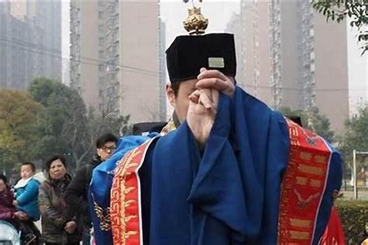 算命先生说让我去帮他拉人找他算命,回来给我钱,这样构成犯罪吗,会不会...