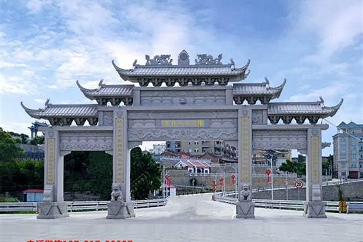 请问各位风水大师,我家房子是巽山乾向,要修建一座门楼,要在什么方位...