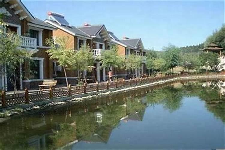 住宅前方有塔(广场里的古塔,现重新装修),请问老师这样风水不好吗