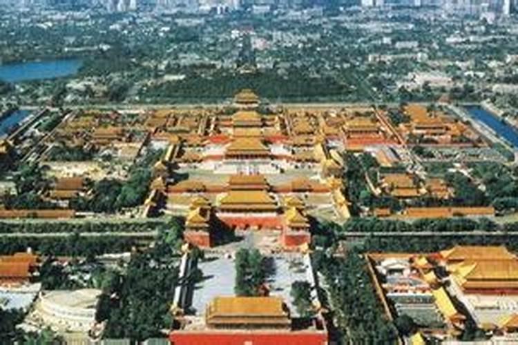 北京故宫的风水布局是如何体现中国古代宇宙哲学思想的？