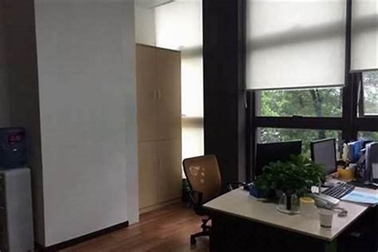 办公桌前面就是大圆柱,办公桌完全被挡住,后面是落地窗,风水是否有