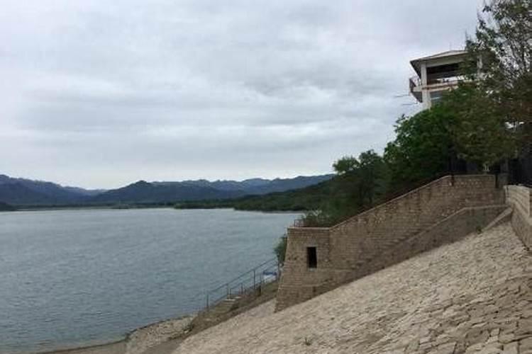 坟前60米以外有水沟的风水影响