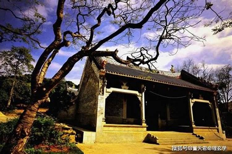水渠和电线杆,正对家里祖宅的正大门口,直插正大门口,水渠和电线杆,不冲...