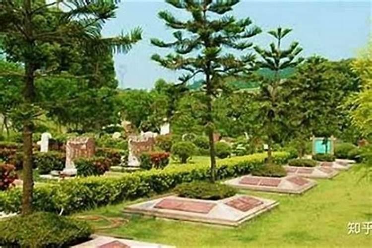 关于墓地周边有寺庙的说法？墓地旁边就是寺庙风水好吗？