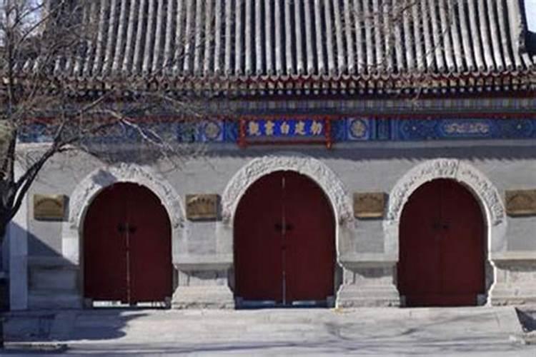 今天去了白云观,在观中和一位道长聊天,道长帮我掐算八字后,问我你是...