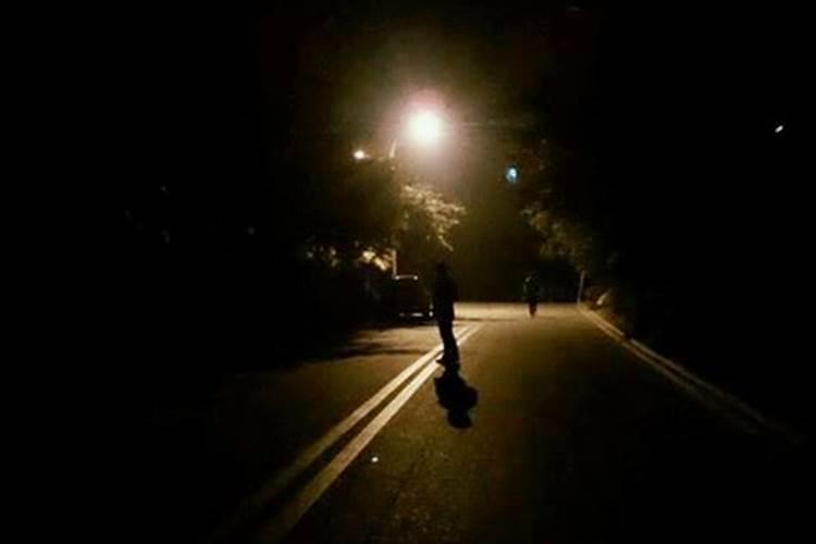 走夜路不应该做这几件事