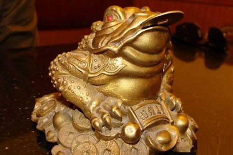 老房子后院有一口泉水好不好,对风水好不好。老房子是靠山建的,就是房...