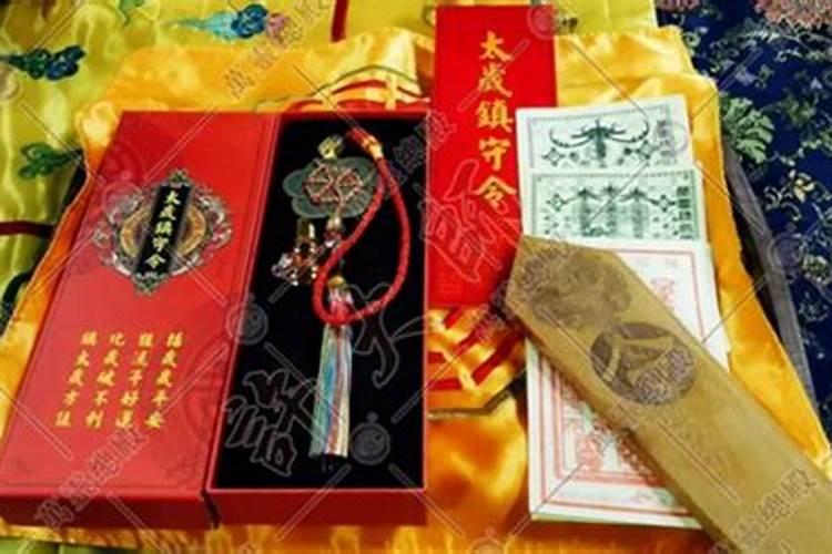一个女人跑了,风水大师把她的生辰八字写在黄纸上,里面还放上五色石...