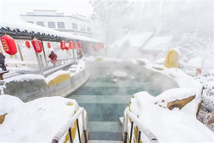 大庆算命的,原来在新村香榭丽对面那个什么商场爱给别人算命的,好像姓...