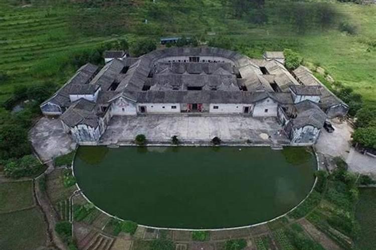 正对大门玄关桌子上摆放什么