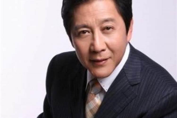 孩子拿回来一个没开光的关公像,随便摆放在电视柜上最近家里不顺我该...
