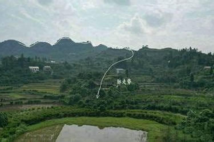 祖坟背后山顶有铁塔好不好？