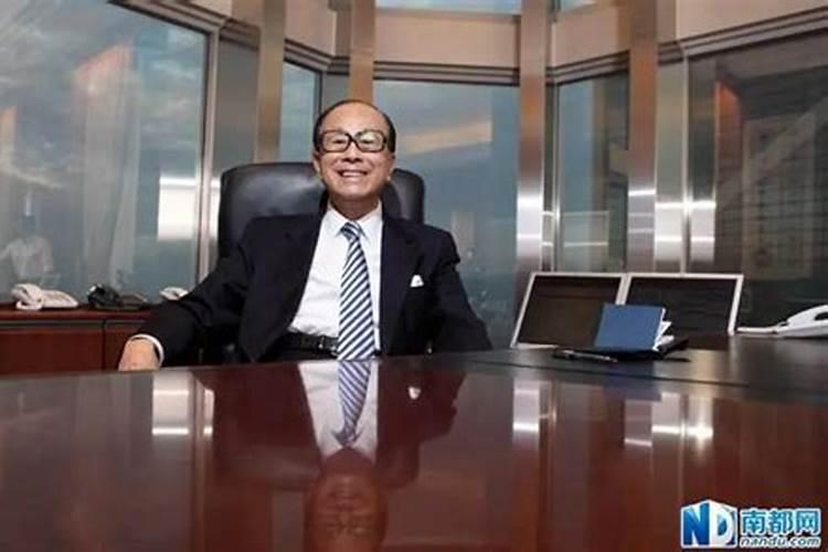 二层小楼二楼西北角楼梯上方做成了一个卫生间怎么化解？