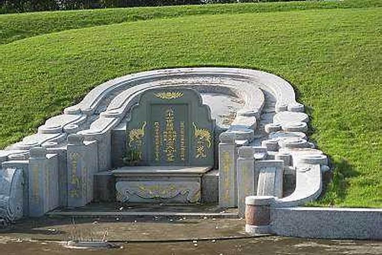 周易风水在挪走的坟地区建房屋好吗？