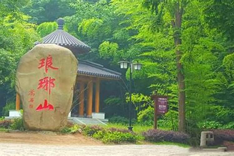 请教下卧室床位风水摆放,如下图,哪个摆放法好？