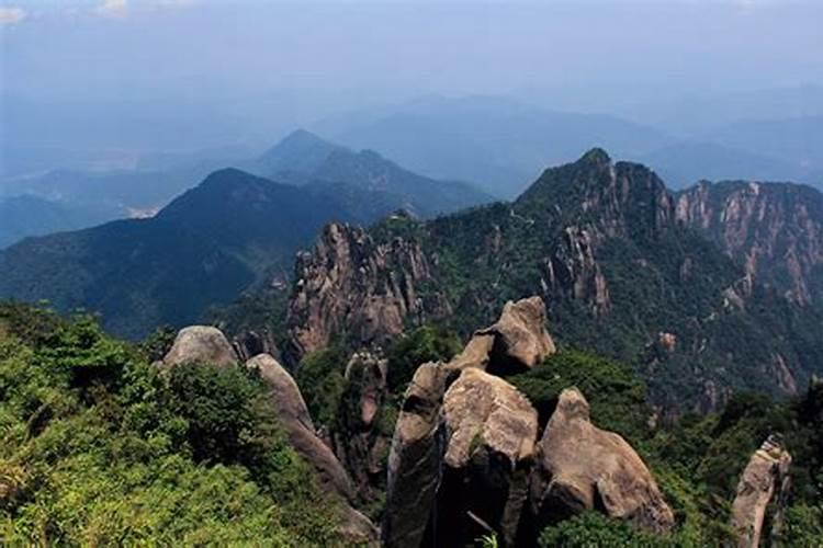 办公桌坐北朝南还是坐南朝北好
