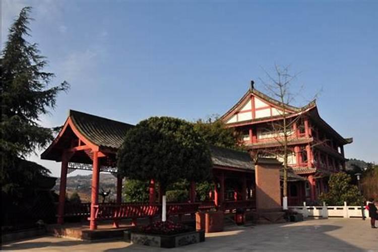主宅坐北朝南,厨房在宅的北方,那灶台应怎么摆放