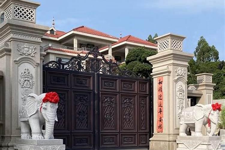 别墅的大门口放狮子、麒麟、貔貅,那个好？说明理由哈,还有大门对对面的大...
