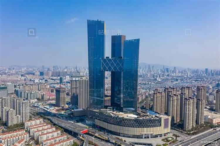 我哥做生意的。39岁。太迷信风水了。天天找人看八字。什么法事都全做...