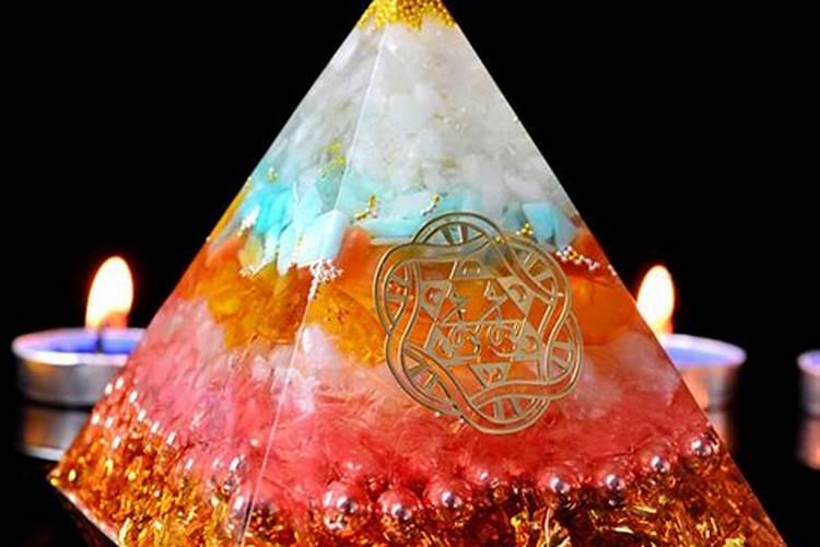 朋友结婚,这金字塔金属盒子和这2个转棍有什么用？
