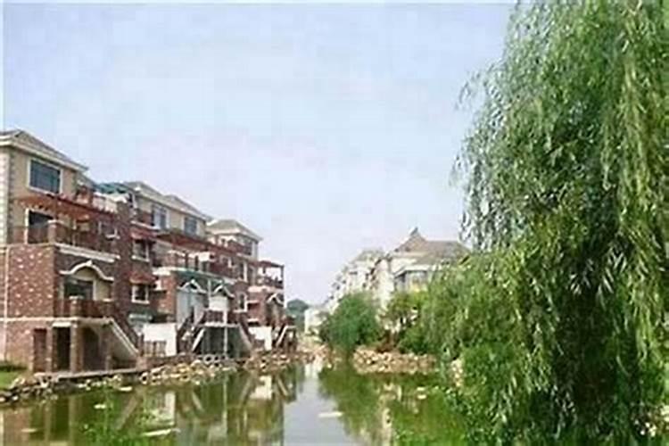 房子后面有河水流好吗