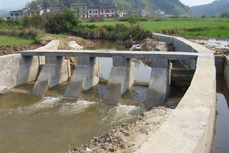 河堤墓地风水我想在南北走向的河堤东侧堤坝上找个墓地,啥位置理想...