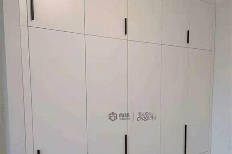 如果办公室的桌子是固定在墙上的木板,白墙,桌宽60,我应该怎么布置...