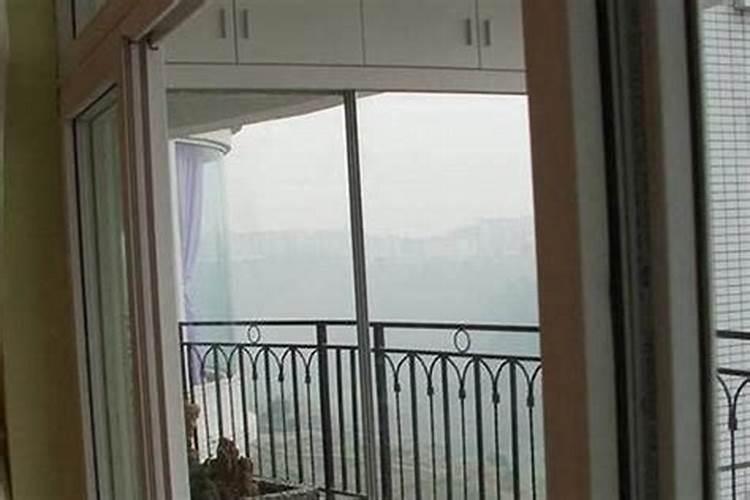 房子阳台或窗外看到屋顶风水好吗